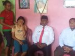 wakil-bupati-flotim-agustinus-payong-boli-menyambangi-rumah-nelayan-korban-hilang_20180425_170817.jpg