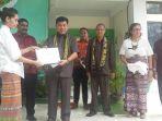 wakil-bupati-kupang-jerry-manafe-ketika-menyerahkan-sertifikat.jpg
