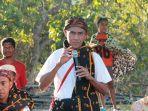 wakil-bupati-nagekeo-marianus-waja-saat-ikut-festival-101-dhongi-koti-yang-digelar-oleh-suku-nataia.jpg