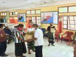 wakil-bupati-nagekeo-serahkan-bantuan-beras-rawan-pangan-di-desa-kotodirumali.jpg