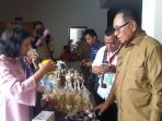 wakil-gubernur-ntt-drs-yosef-nae-soimenyaksikan-hasil-karya-kaum-perempuan-sikka_20181105_162147.jpg
