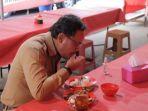 walikota-bogor-bima-arya-saat-menjajali-makan-di-warung-20-menit.jpg