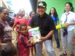 walikota-kupang-jefri-riwu-kore-menyerahkan-makanan-tambahan-untuk-anak-anak.jpg