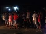 warga-berkerumun-menyaksikan-tabrakan-sepeda-motor_20181016_202811.jpg