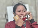 warga-berkomunikasi-dengan-sanak-saudaranya-yang-menjadi-korban-gempa-dan-tsunami_20181001_145523.jpg
