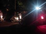 warga-cari-bocah-terseret.jpg