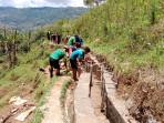 warga-dan-TNI-gotong-royong-kerja-saluran.jpg