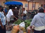 warga-desa-wailolong-kecamatan-omesuri-memberi-bantuan-makanan.jpg