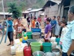 warga-mbarata-labuan-bajo-saat-menerima-bantuan-air-bersih-lewat-mobil-tangki-pdam_20181002_173535.jpg