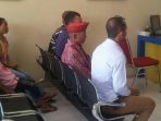 warga-mbarata-saat-berada-di-kantor-pln-labuan-bajo_20180730_192819.jpg