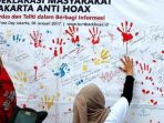 warga-membubuhkan-cap-tangan-saat-sosialisasi-dan-deklarasi-masyarakat-indonesia-anti-hoax_20170124_073557.jpg