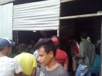 warga-mengerumuni-tempat-pembuatan-tahu_20170513_131640.jpg