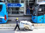 warga-menunggu-kedatangan-bus-transjakarta_20181104_113228.jpg