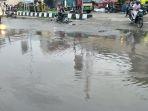 warga-minta-dinas-pupr-tangani-kubangan-air-di-jalan-el-tari-kota-waingapu.jpg