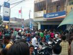 warga-serbu-bri_20151222_215139.jpg
