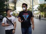 warga-singapura-pakai-masker.jpg