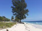 wisata-Pantai-Mananga-Aba-terletak-di-Desa-Karuni-Kecamatan-Loura-Kabupaten-Sumba-Barat-Daya.jpg