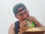youtuber-makan-mie-campur-deterjen.jpg
