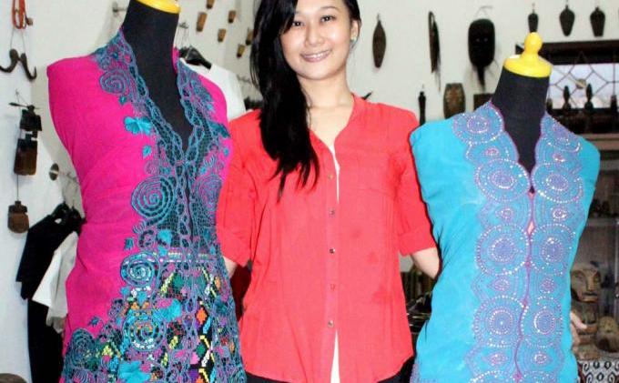 Fashion Timur-Barat di Rumah Kebaya dan Tenun Ikat - dian_di_rumah_kebaya_dan_tenun_ikat.jpg