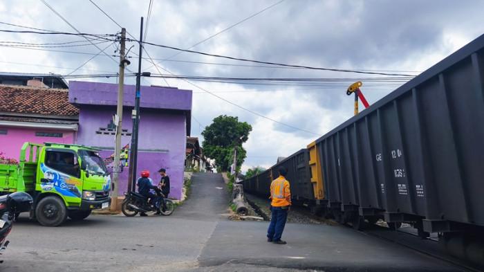 PERLINTASAN REL KERETA - Suasana perlintasan kereta api tanpa palang pintu di Jalan Sentot Alibasa, Ketapang, Bandar Lampung. Rel di lokasi ini sempat diblokade pasca terjadi peristiwa mobil tertemper kereta.