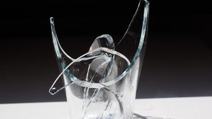 Arti Mimpi Gelas Pecah | Simbol Kerapuhan, Pertanda Masalah, atau Awal Perubahan Baru? Arti Mimpi Gelas Pecah | Simbol Kerapuhan, Pertanda Masalah, atau Awal Perubahan Baru?