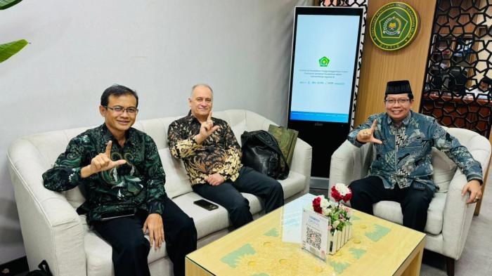 BAHAS KERJASAMA - Rektor UIN RIL 544w