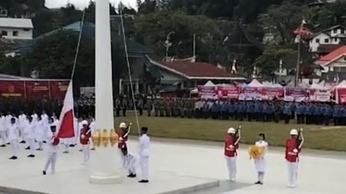 BENDERA TERBALIK - Pengibaran bendera Merah Putih di Tribun Kondosapata Kelurahan Mamasa Kabupaten Mamasa, Minggu (17/08/2025). Selain di Surabaya, insiden bendera terbalik juga terjadi di Kabupaten Mamasa, Sulawesi Barat. Bupati Mamasa, Welem Sambolangi pun meminta maaf (TRIBUN-SULBAR.COM/HAMSAH SABIR)