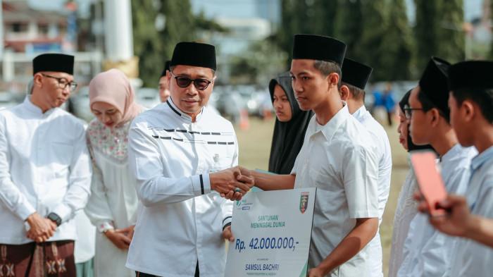 Gubernur Lampung dan BPJS Ketenagakerjaan Serahkan Kartu Kepesertaan ke Pengurus Ponpes di HSN