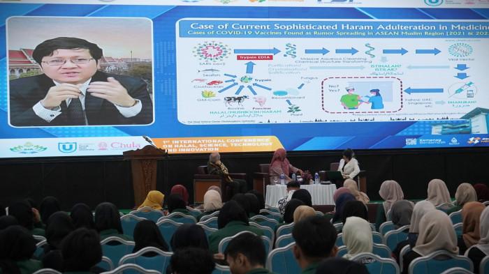 BUKA KONFERENSI - Rektor UIN RIL buka 1st IC-HaSTI yang disampaikan dalam tiga bahasa asing yakni Inggris, Rusia, dan Arab, Rabu (5/11/2025).