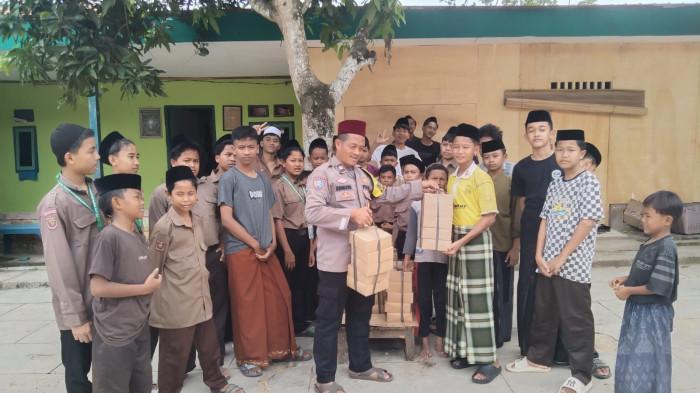 Polres Tulangbawang Bagikan 50 Paket Nasi di Ponpes Nurul Fattah