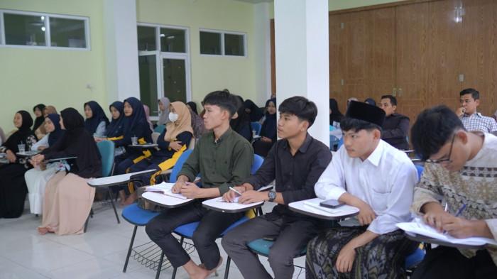 DIBEKALI - Puluhan pengurus mahasantri Ma’had123