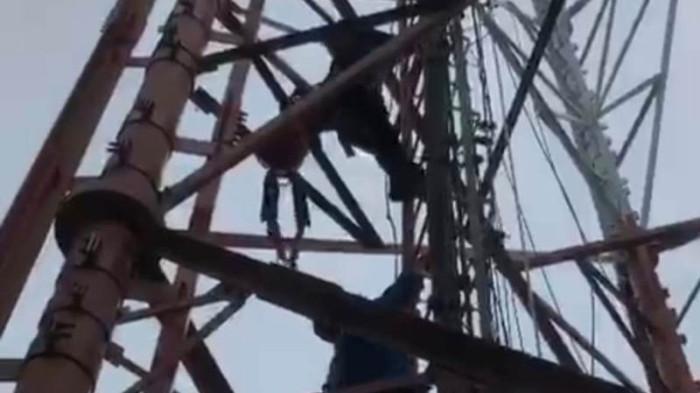 Damkarmat Lampung Selatan Bantu Evakuasi Terduga Pencuri Kabel BTS di Kalianda