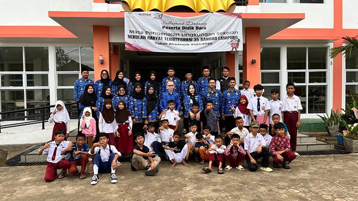 TUNGGU PENYERAHAN - Para murid dan jajaran guru di Sekolah Rakyat Terintegrasi (SRT) 35 Bandar Lampung. Pihak SRT 35 Bandar Lampung saat ini sedang menunggu distribusi laptop dari Kemensos.