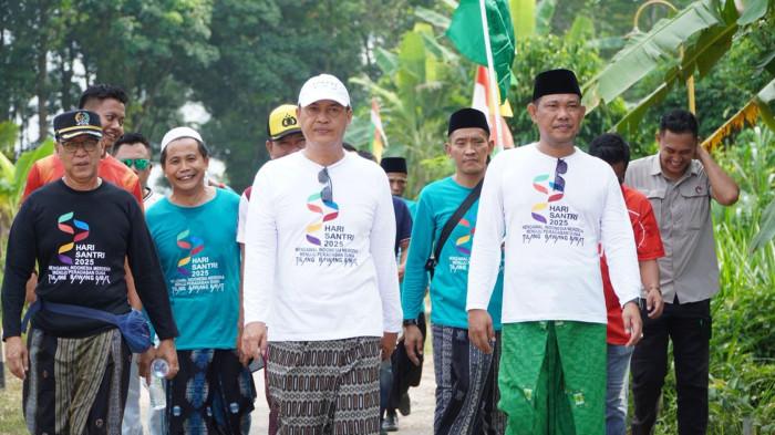 Hari Santri Tubaba Dimeriahkan Jalan Sehat Pakai Sarung, Bupati: Harus Siapkan SDM Unggul