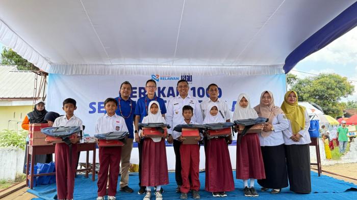 BFI Finance Bagikan Seribu Paket Sepatu dan Tas Sekolah di  Lampung Tengah