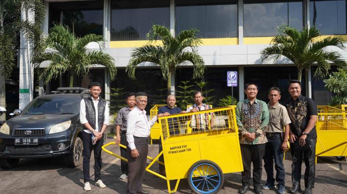 PTBA Serahkan 9 Unit Gerobak Sampah untuk Warga Ring 1 Kertapati