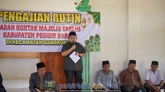 Wabup Pesibar Hadiri Pengajian BKMT di Bangkunat, Serahkan Bantuan