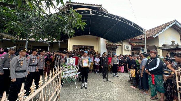 Polres Way Kanan Polda Lampung Gelar Pemakaman Personel secara Kedinasan di Banjit