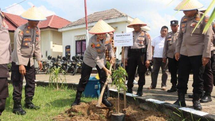 Kapolres Lampung Timur Tanam Pohon di Lingkungan Polsek Ciptakan Lingkungan Hijau