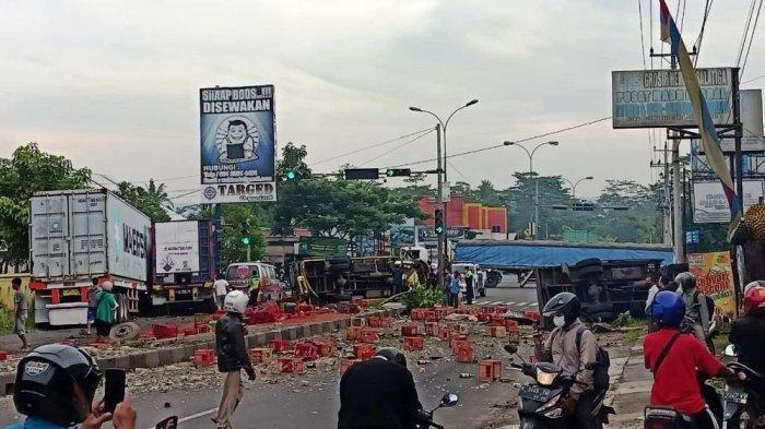 Kecelakaan Beruntun di JLS Salatiga, Truk Kontainer Terguling