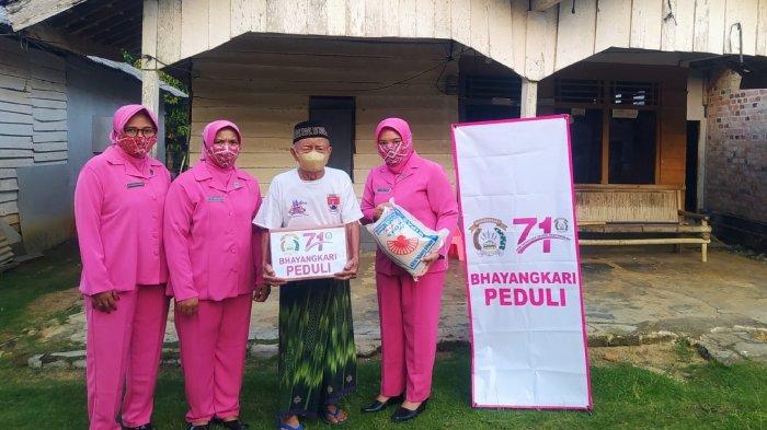 Bhayangkari Polsek Tanjung Raya Polda Lampung Berbagi Sembako ke warga Membutuhkan