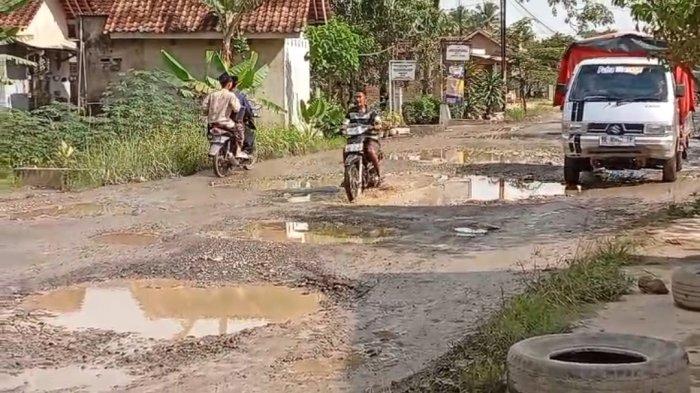 Warga Kalirejo Lampung Tengah Cemburu Tak Pernah Rasakan Jalan Mulus