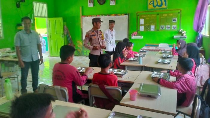 Monitoring MBG di Banjit, Bhabin Jajaran Polda Lampung Pastikan Pemenuhan Gizi Berjalan Efektif
