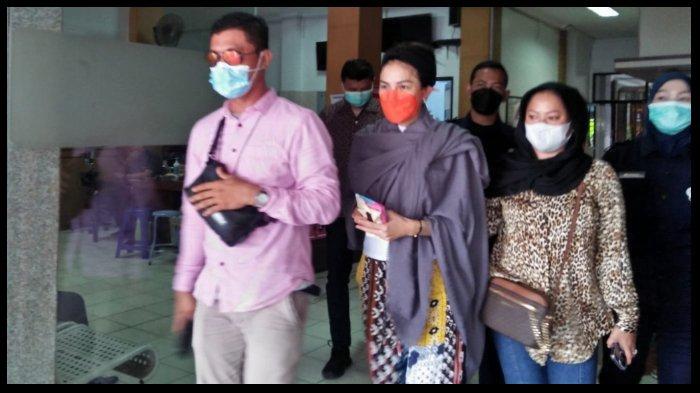 Nikita Mirzani Kembali Keluar Rutan dan Langsung Dibawa ke Rumah Sakit