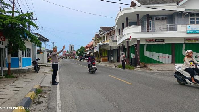 Satlantas Polres Pesisir Barat Atur Lalu Lintas di Simpang Tugu Tuhuk