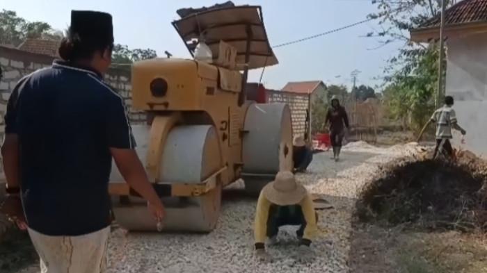 Tanpa Bantuan Pemerintah, Mat Yasin Bangun Jalan Desa Senilai Rp 2 Miliar dari Kantong Pribadi