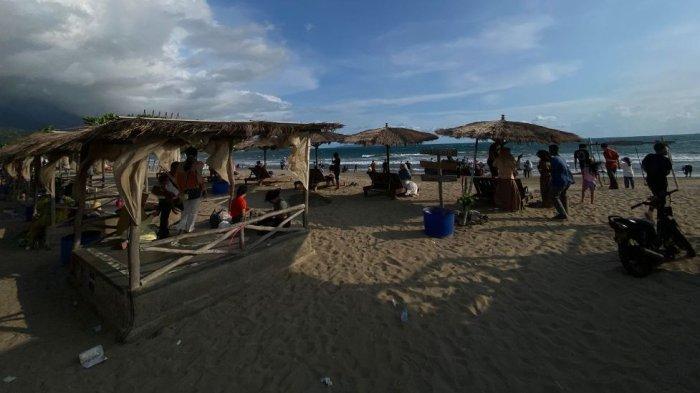 RAMAI PENGUNJUNG - Pantai Sanggar dipadati wisatawan pada libur akhir pekan, Minggu (11/5/2025). 