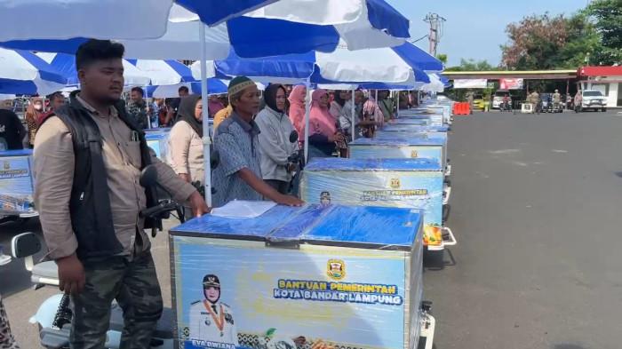 Pemkot Bandar Lampung Salurkan Bantuan 100 Unit Gerobak Motor Listrik
