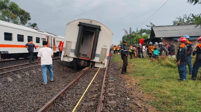 Penampakan KA Purwojaya yang Anjlok di Tengah Perjalanan, Jadi Tontonan Warga