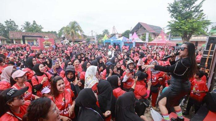 Penampilan Masitoh Bintang Pantura Hibur Peserta Jalan Sehat Kapal Api Tribun Lampung